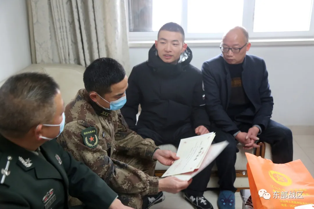 大學(xué)畢業(yè)生家里來(lái)了大校上?！?></div>
            </a></li>
                  </ul>
        <div   id=