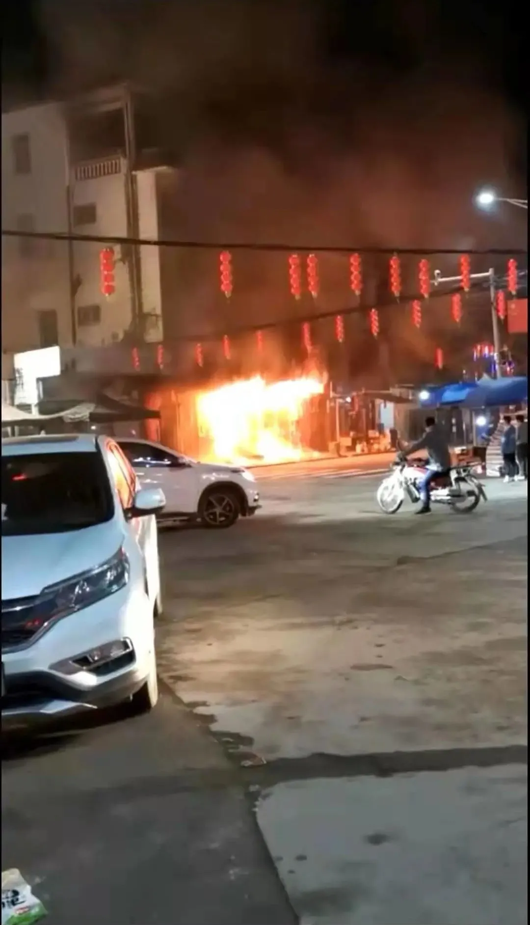 一名海警小伙二話不說沖進火場