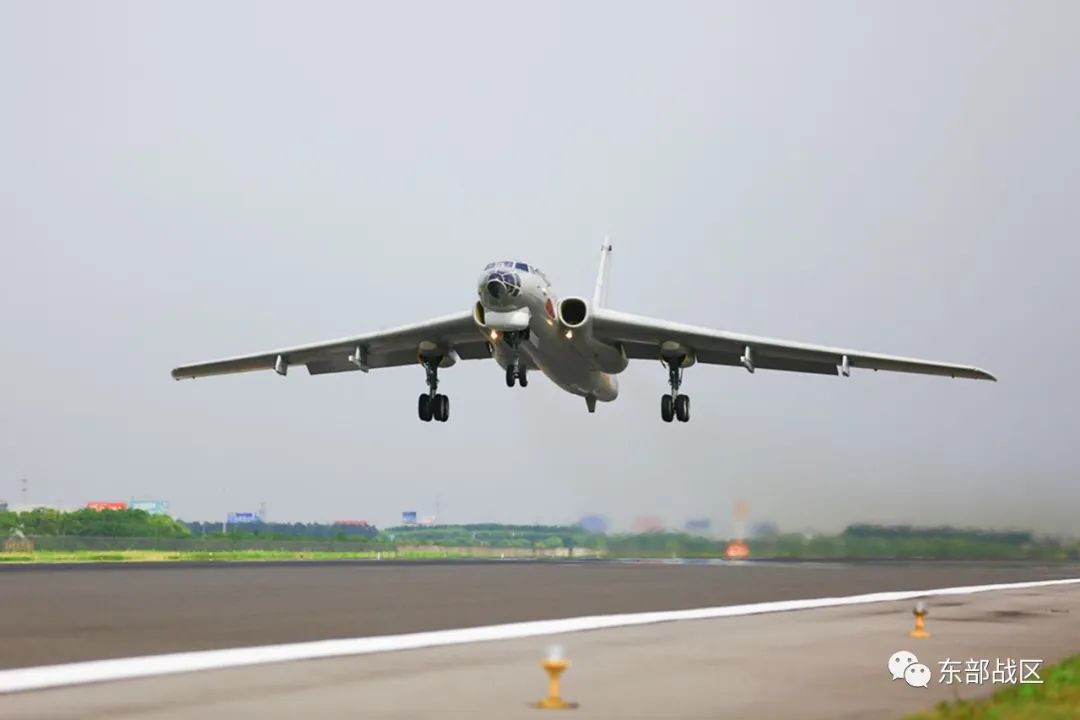 兩名“97后”飛行員首飛成功